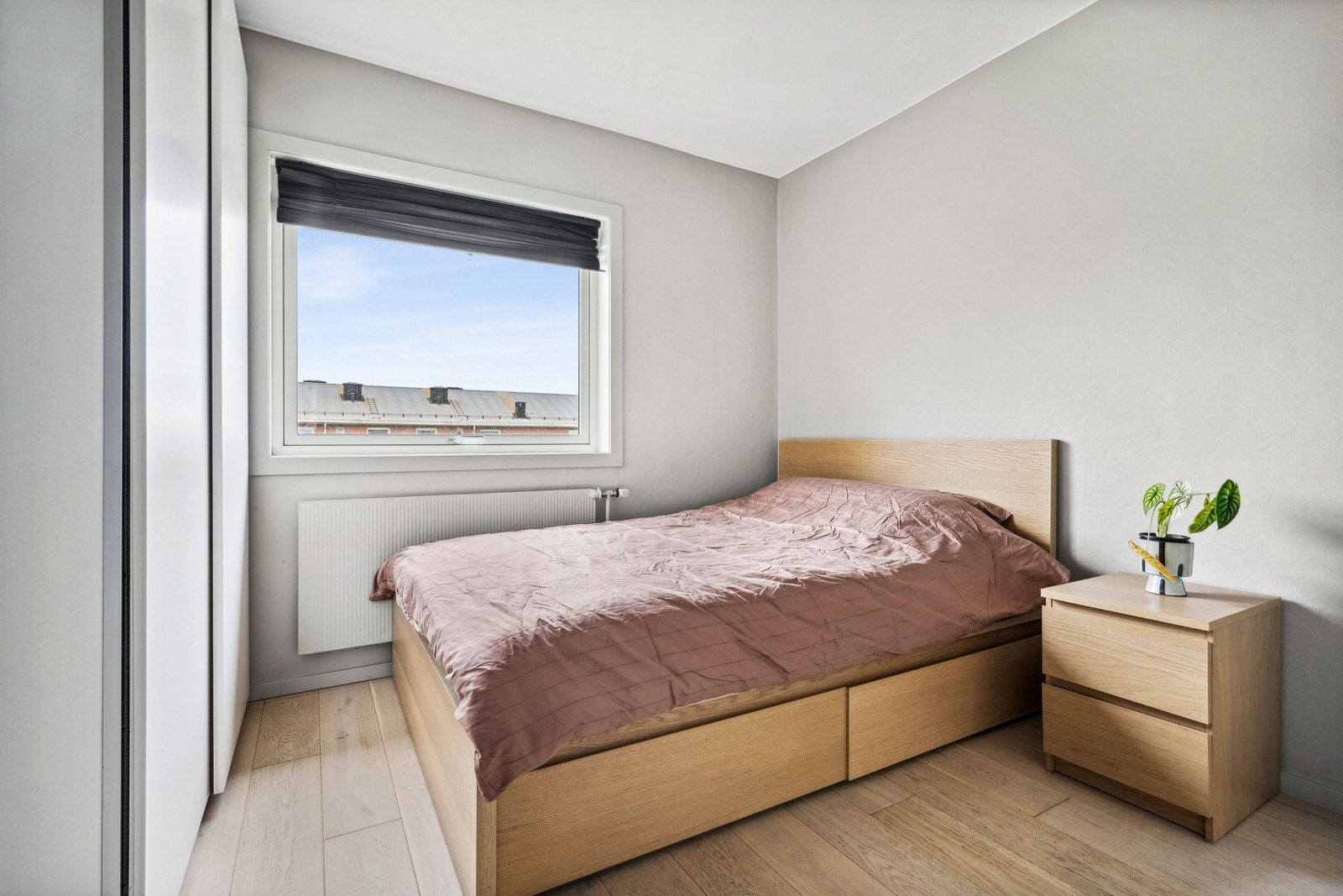 Soverom er også av god størrelse, med plass til dobbeltseng, skap, nattbord m.m Galleribilde