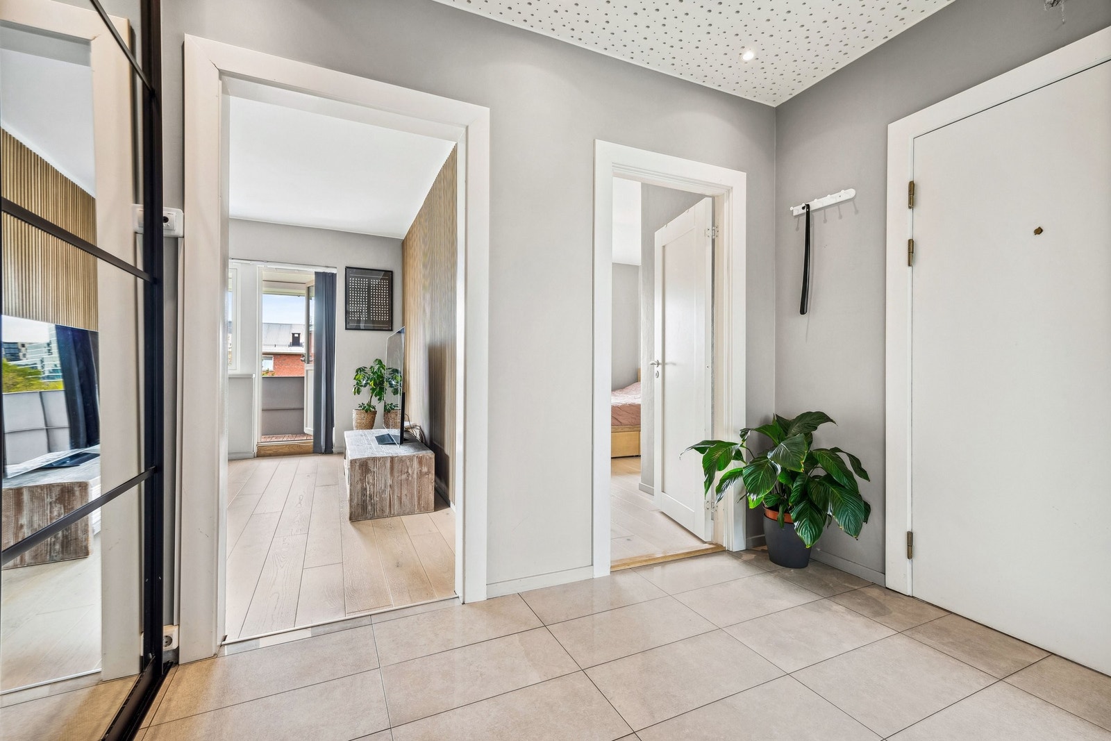 Romslig og innbydende entre som gir et godt førsteinntrykk av boligen. Galleribilde