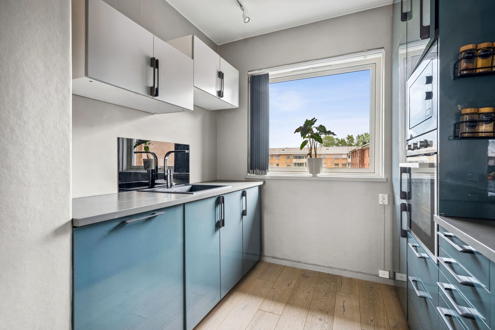 Kjøkkenet har et velholdt preg med blanke fronter og laminat benkeplate. Det er også rikelig med oppbevaringsplass. Galleribilde