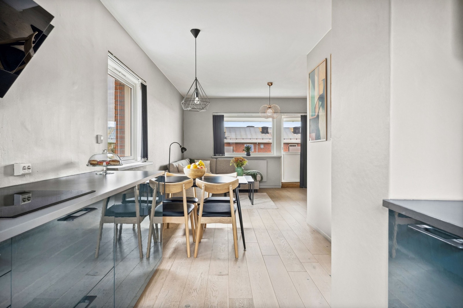 Det er god plass til spisebord mellom stuen og kjøkken. Galleribilde