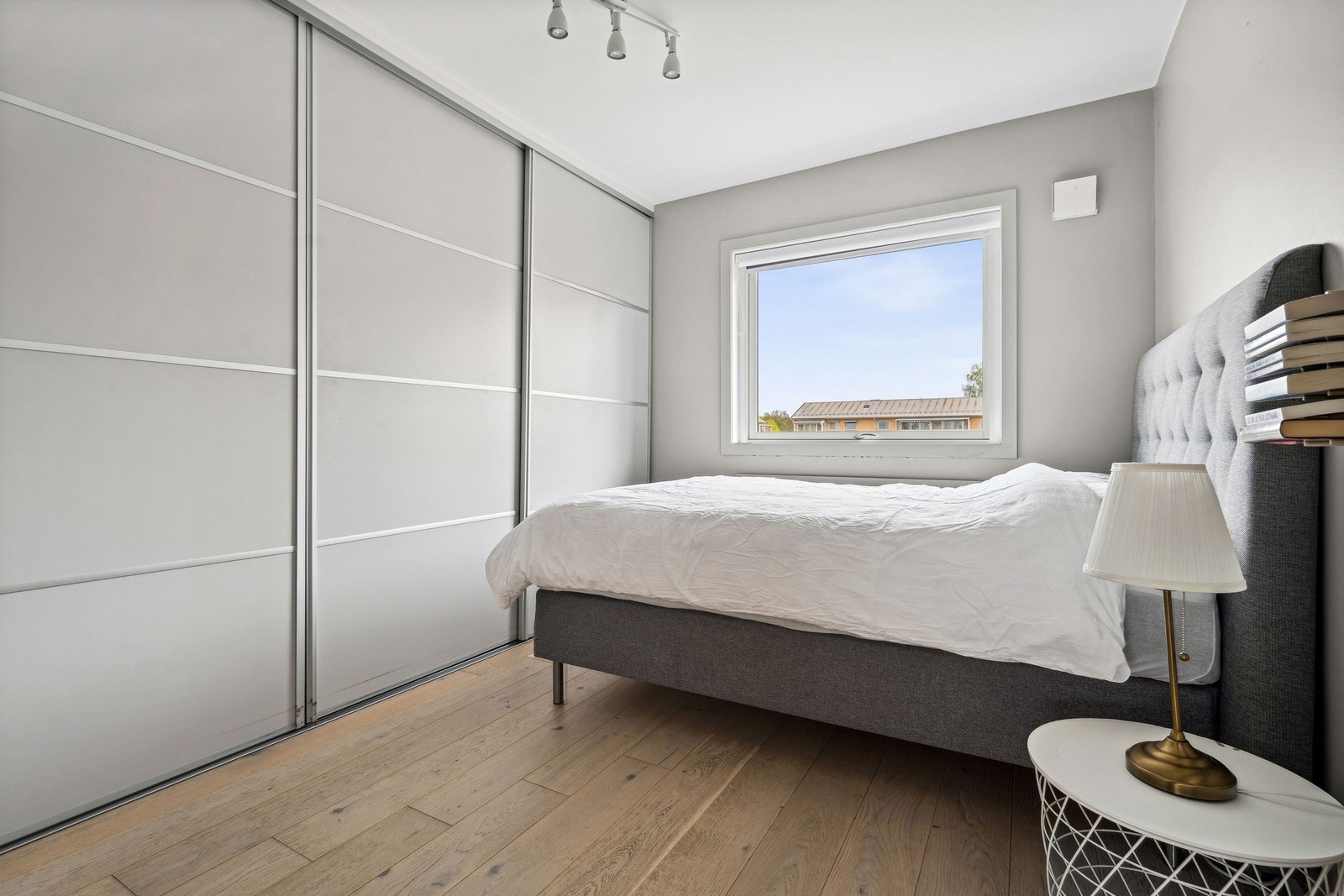 Hovedsoverommet er utstyrt med en stor skyvedørgarderobe, og har god plass til dobbeltseng, nattbord m.m. Galleribilde