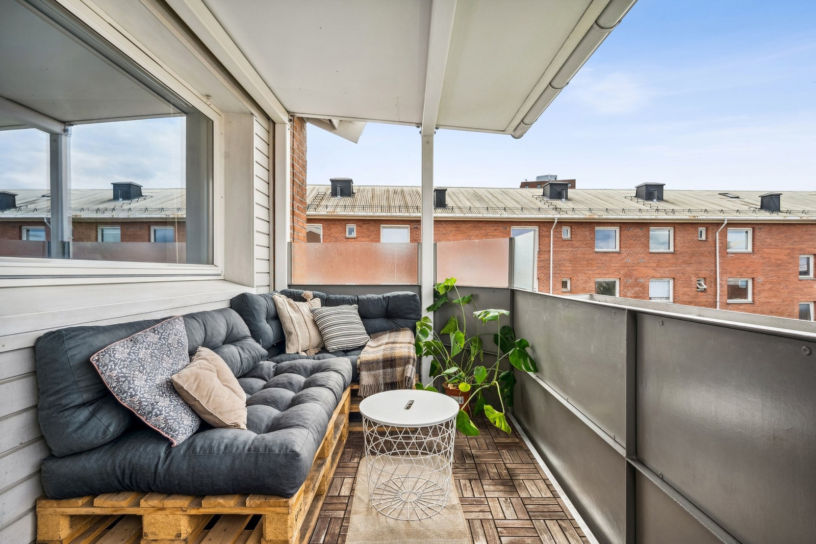 Fra stuen er det utgang til romslig balkong med hyggelig utsyn mot fellesareal. Galleribilde