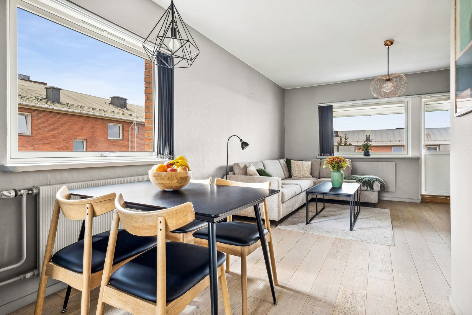 Leiligheten er meget innbydende med moderne fargevalg på vegger og flott en-stavs parkett på gulvet. Galleribilde