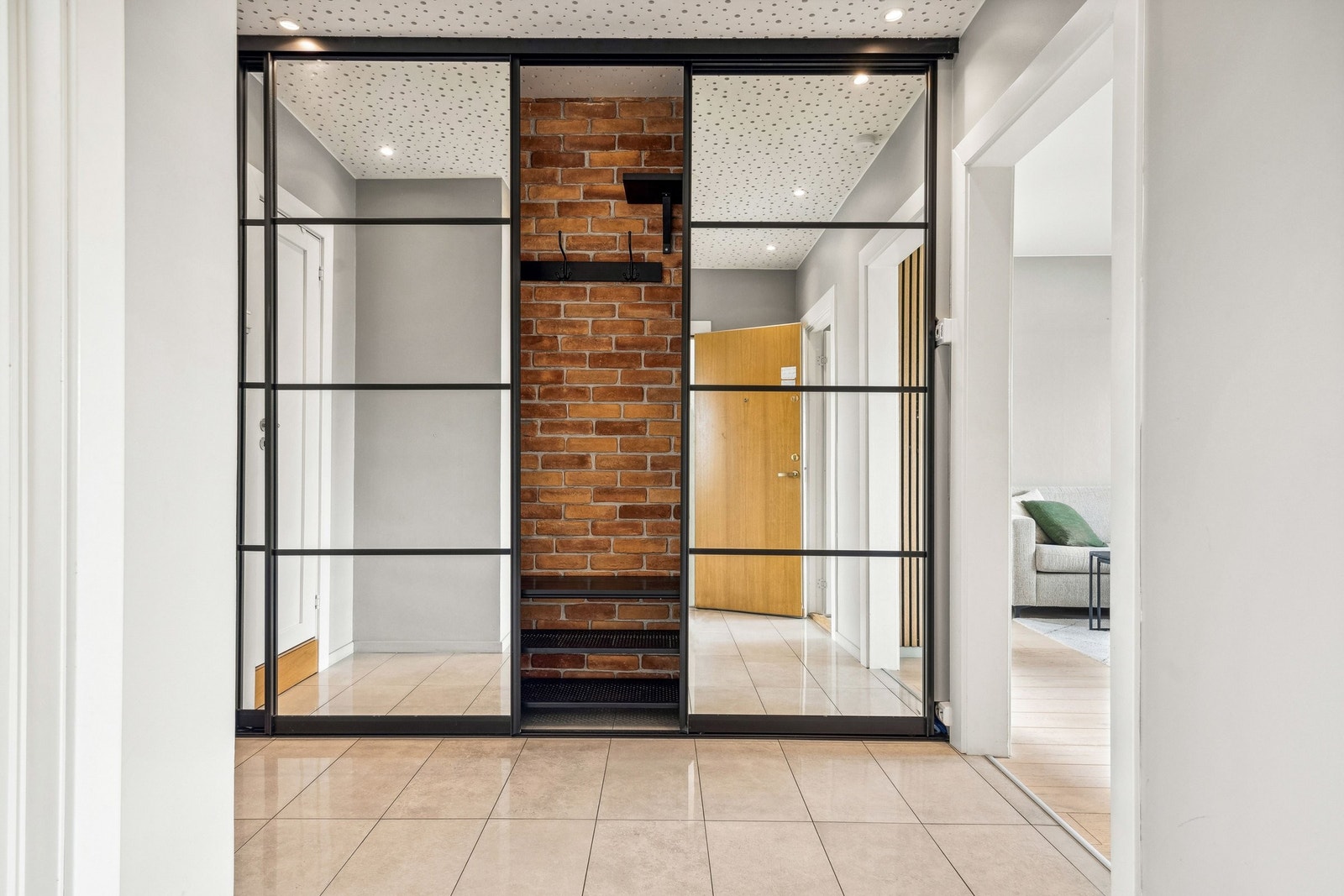 Entreen er utstyrt med flott skyvedørgarderobe, der det er god plass for avheng av yttertøy og sko. Galleribilde