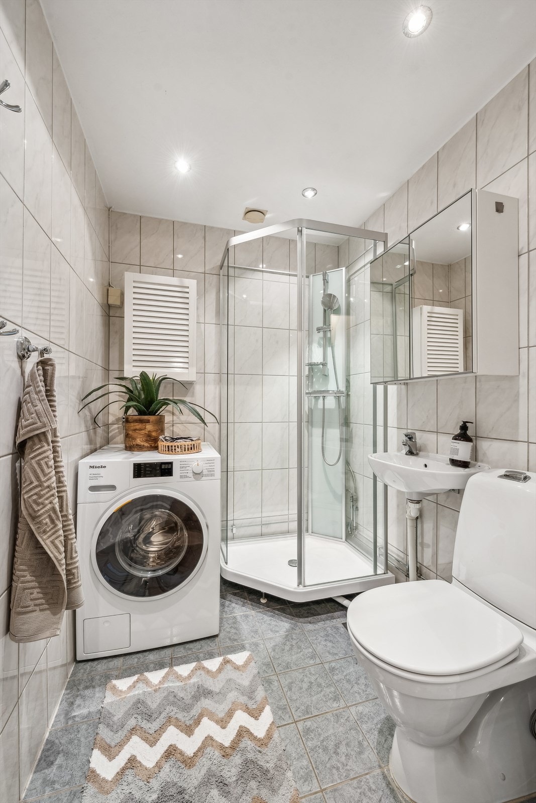 Tidløst, flislagt baderom som ble renovert i regi av borettslaget i 2000 Galleribilde