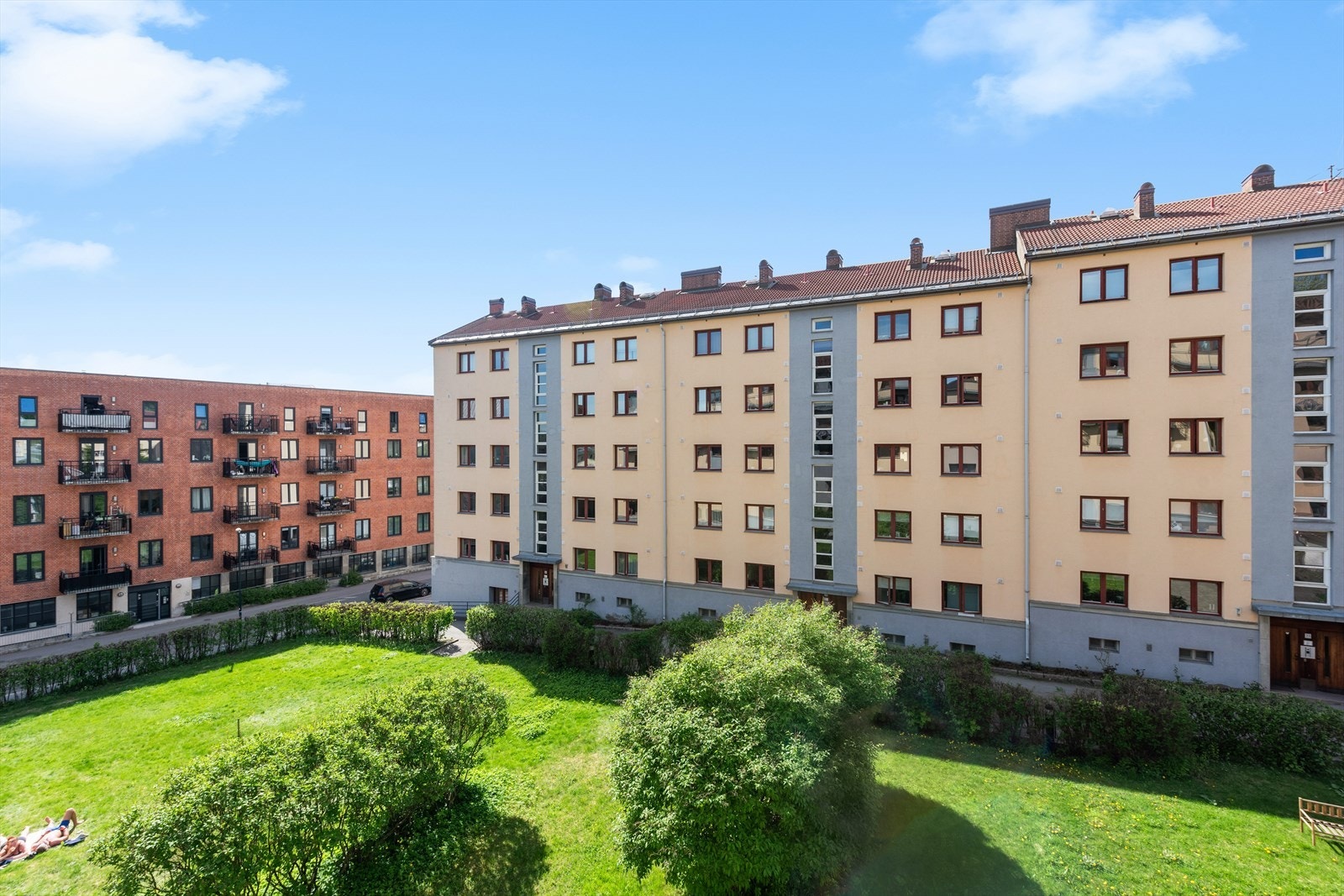 Den frodige bakgårdshagen fremstår som en privat park for beboerne Galleribilde