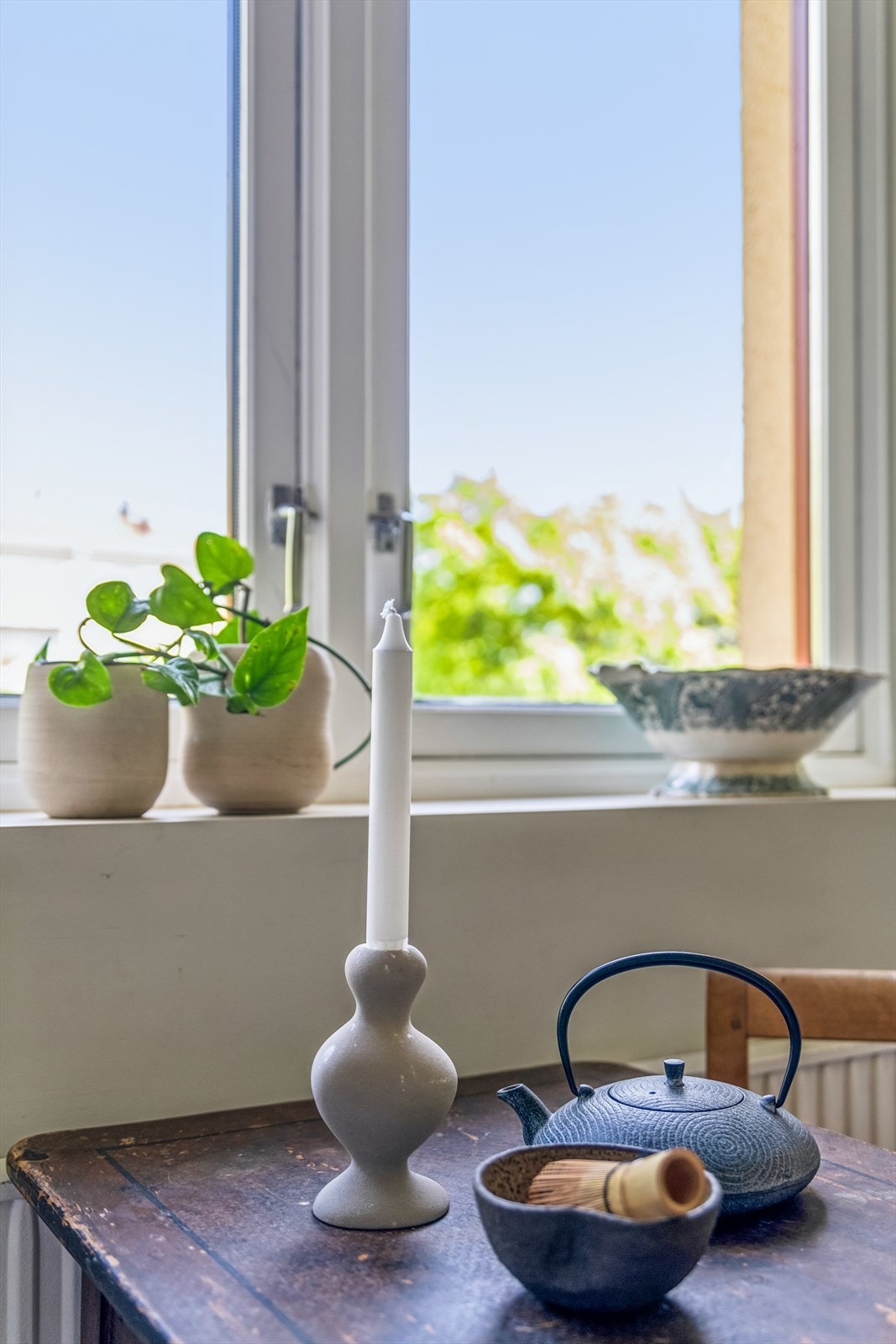 Rommet får nydelig morgensol inn gjennom de store vindusflatene, som skaper en lys og god atmosfære Galleribilde