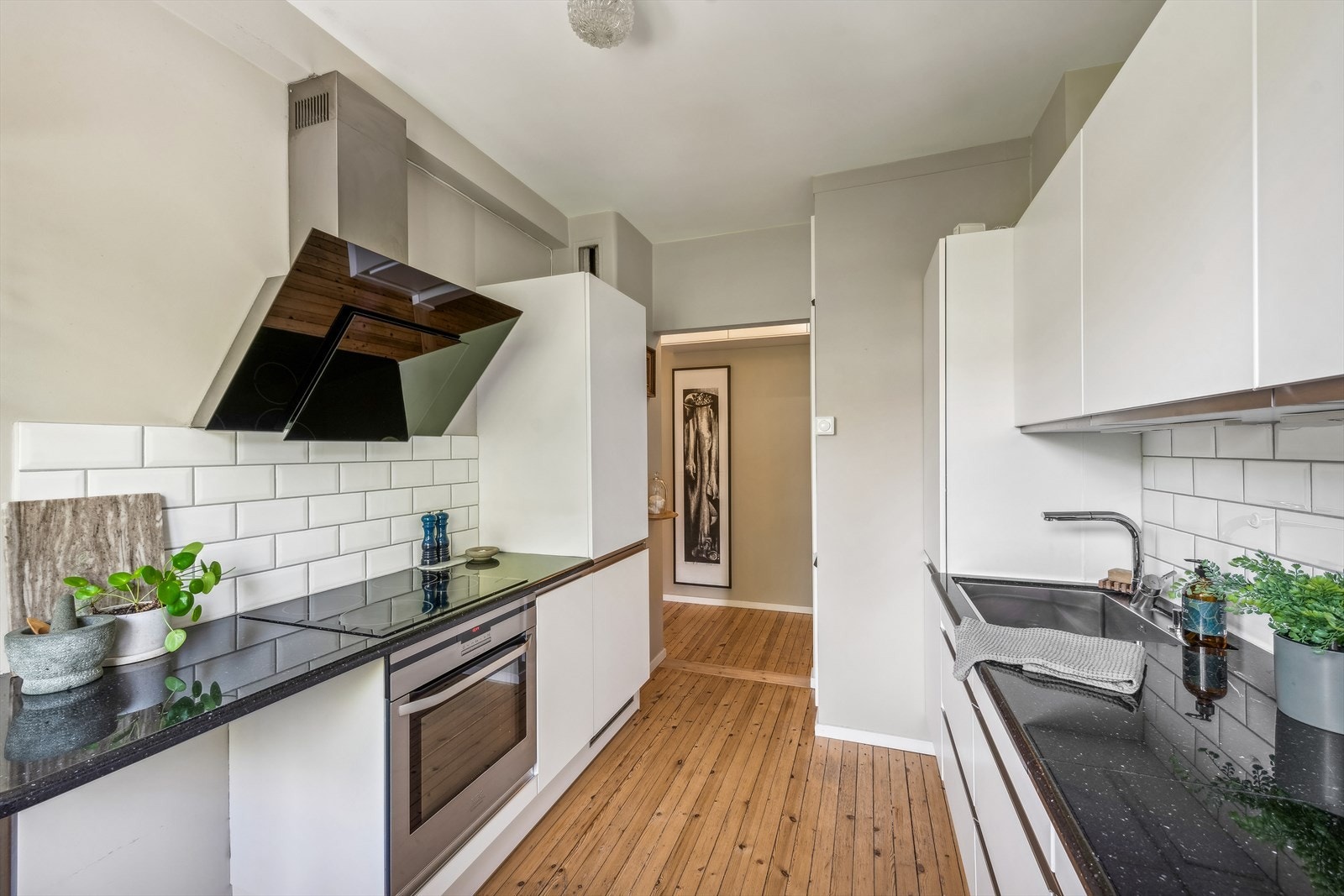 Kjøkkenet har sømløs utførelse med integrerte hvitevarer - Den gode benkplassen er som en drøm for de kokkeglade Galleribilde