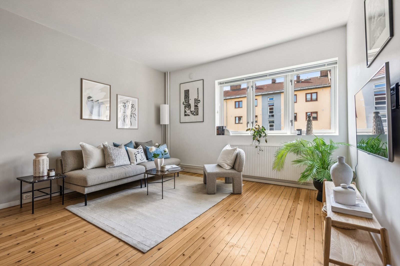 Generøs takhøyde på ca. 2,6 m, samt store vindusflater skaper en lys og luftig atmosfære Galleribilde