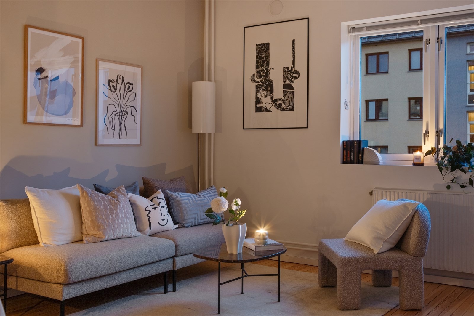 Leiligheten er oppvarmet med sentralvarmeanlegg, og varmtvann/fyring er inkludert i felleskostnadene Galleribilde