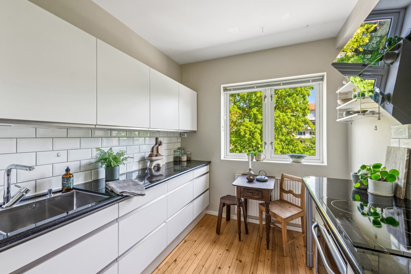 Separat fra stuen har man et stilrent og velutstyrt kvalitetskjøkken fra JKE Design Galleribilde