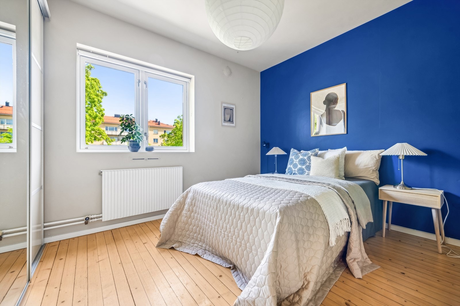 Leiligheten har et romslig soveværelse med god plass til stor dobbeltseng, samt rikelig med oppbevaringsplass i den speilbelagte skyvedørsgarderoben, og i den innvendige boden Galleribilde