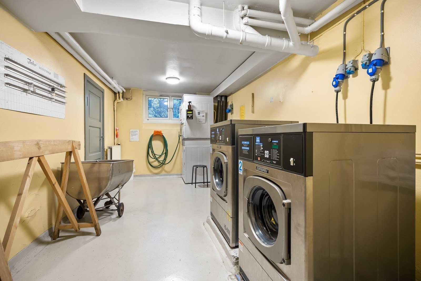 I tillegg til vaskemaskin på badet, har man også fellesvaskeri i kjeller, om man ønsker å benytte seg av dette Galleribilde