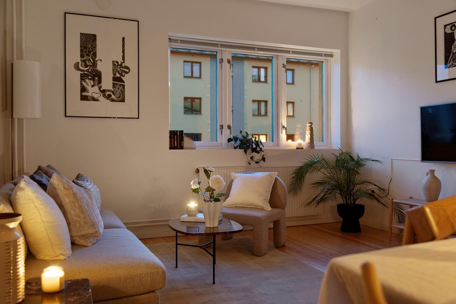 Her bor man tilbaketrukket i skjermede omgivelser, og fra stuevinduet er det hyggelig utsyn mot den frodige bakgården Galleribilde