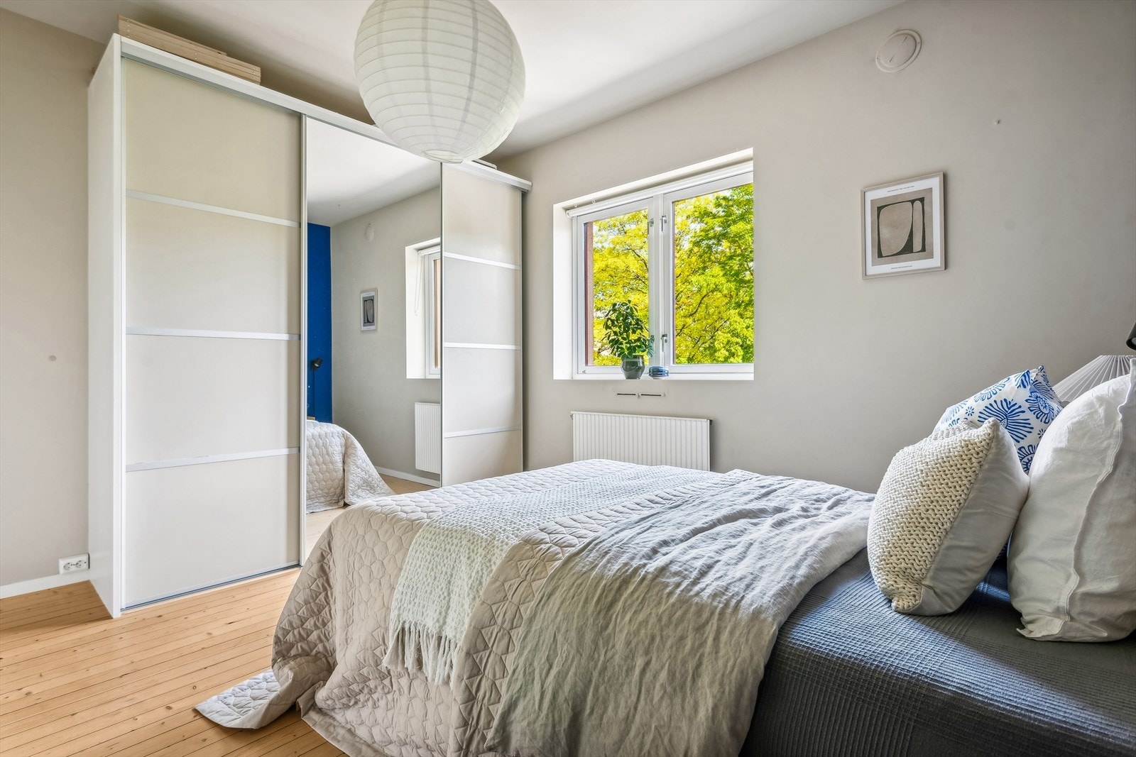 Store vindusflater fyller værelset med dagslys Galleribilde