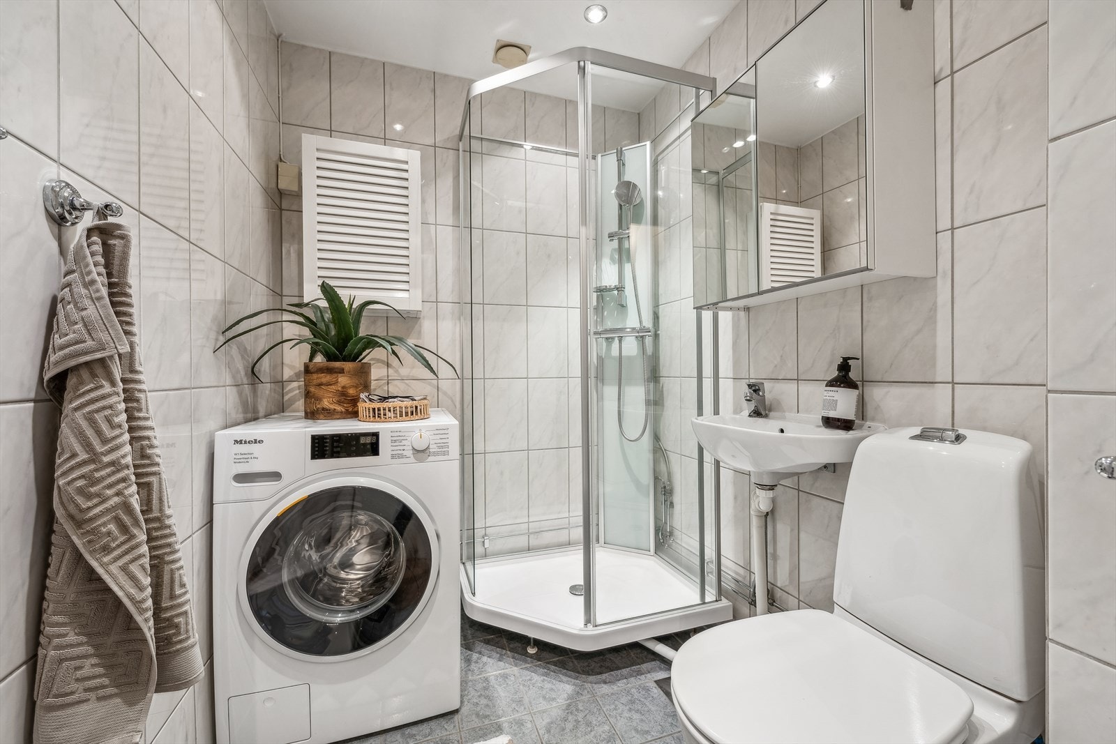 Baderommet ble i 2021 oppgradert med nytt dusjkabinett, og har i tillegg opplegg for vaskemaskin, samt lun og god gulvvarme Galleribilde