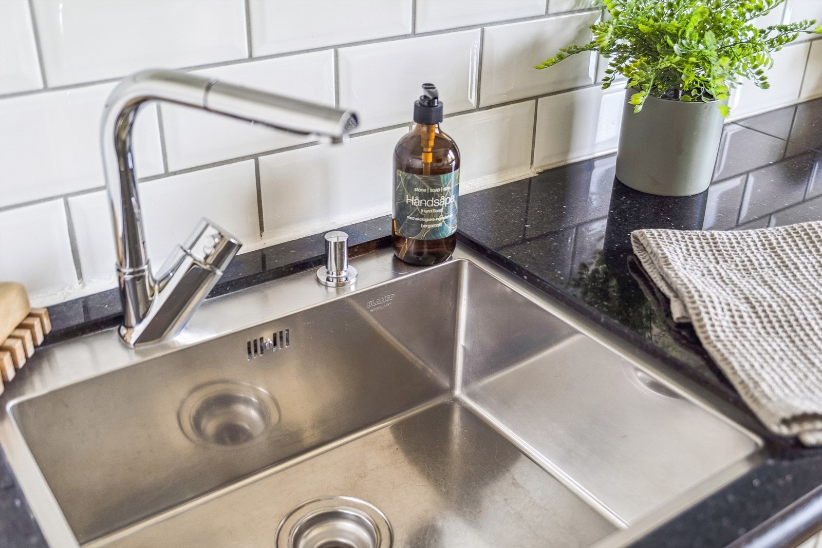 Bærekraftig kvalitet med natursteinplate med underlimt vask Galleribilde