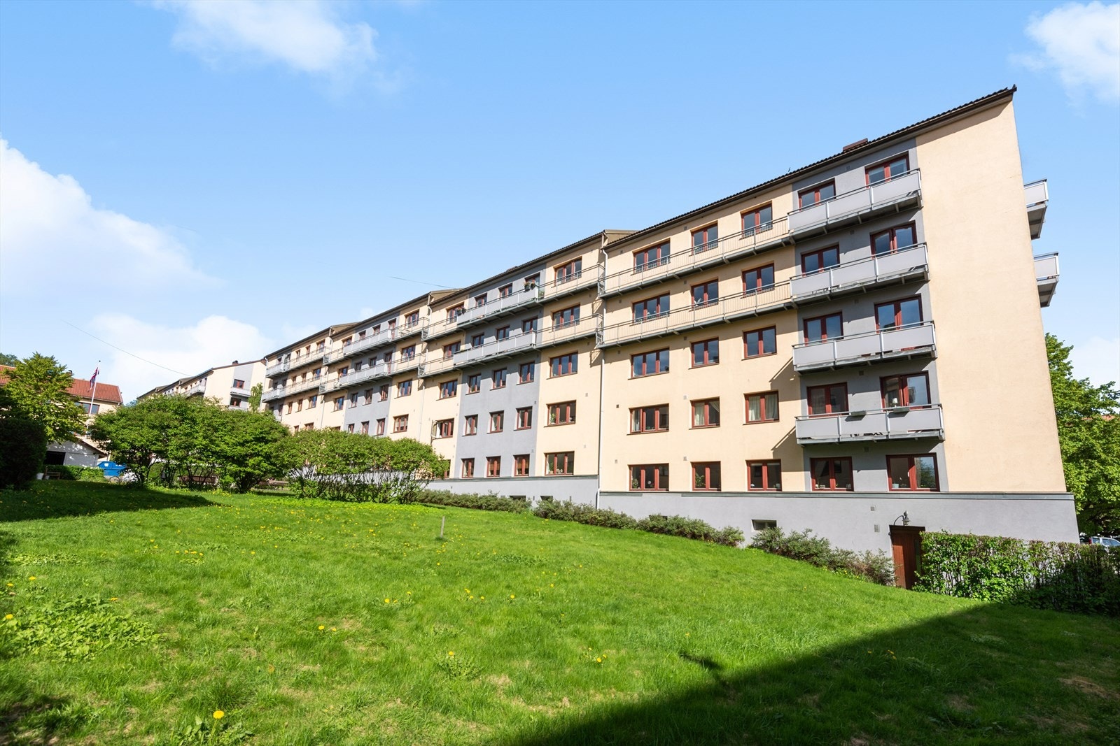 Her er det flotte grøntområder og hyggelige sittegrupper Galleribilde