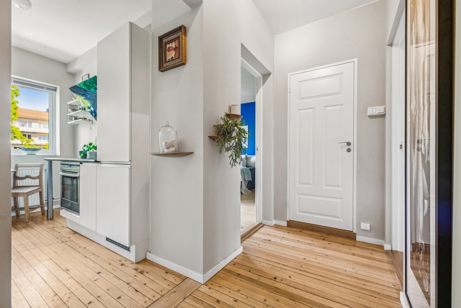 Fra entréen er det adkomst til kjøkken, soveværelse, bad og stue Galleribilde