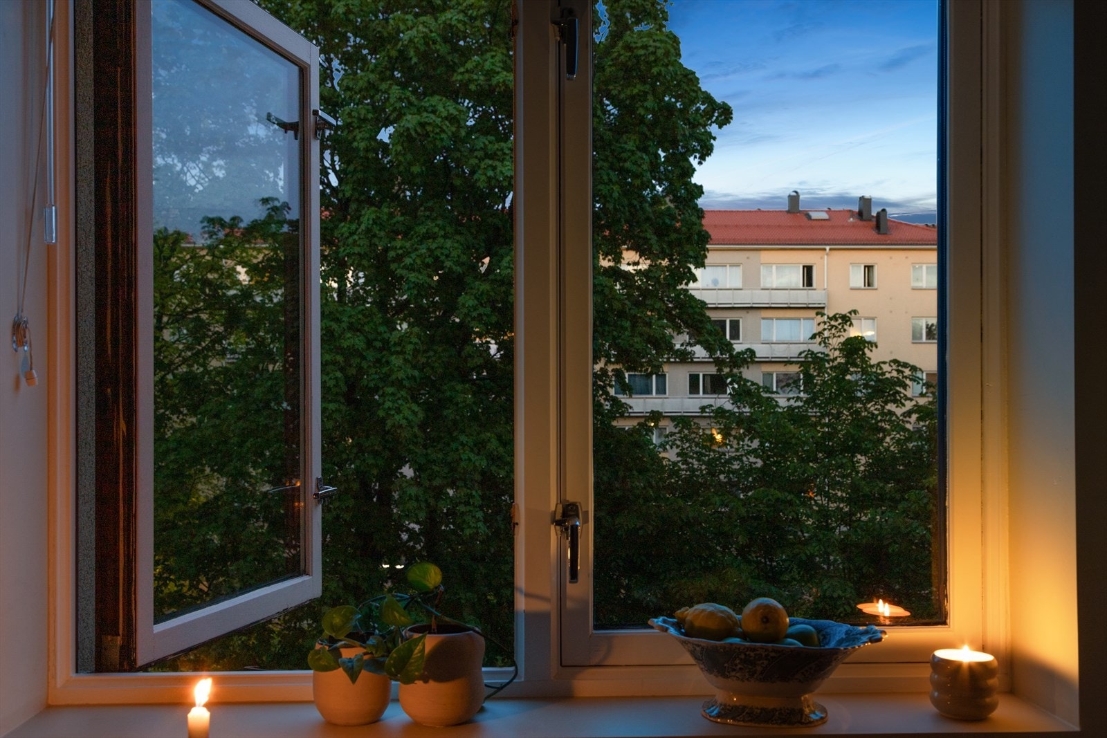 Hyggelig utsyn fra kjøkkenvinduet mot frodige omgivelser Galleribilde