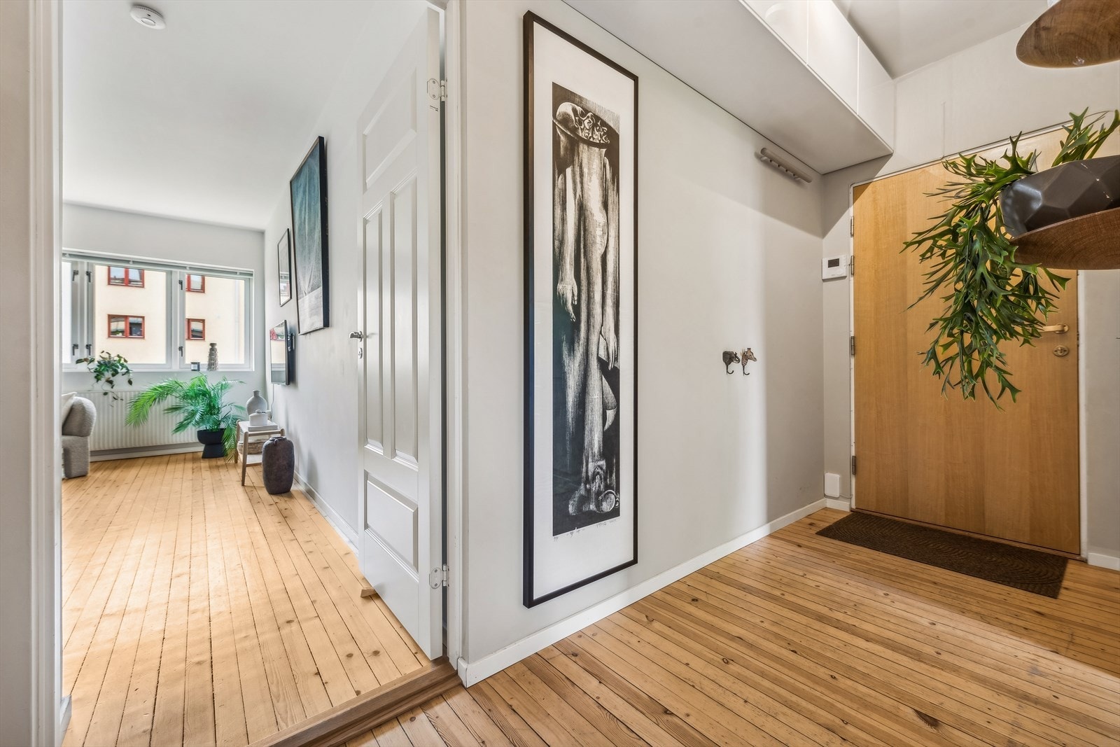 Lys og innbydende entré - Smart og praktisk skapløsning under himling, med god lagringsplass Galleribilde