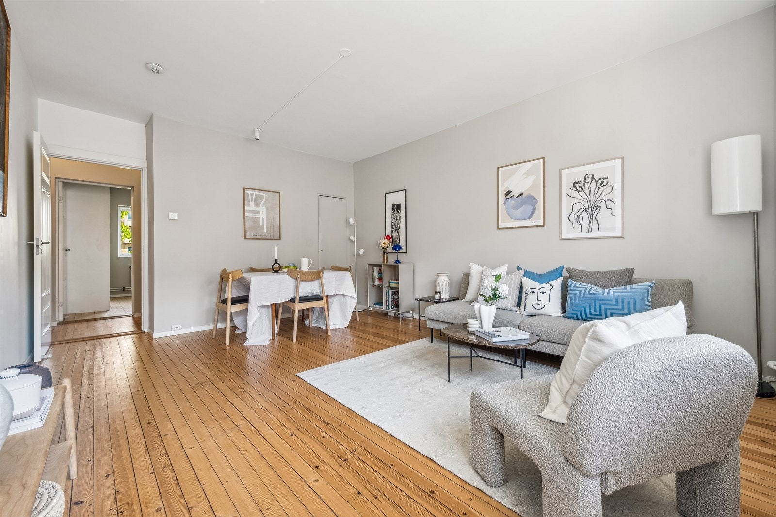 Stuens gode størrelse gjør det enkelt å møblere med stor sofaseksjon med tilhørende møblement, i tillegg til egen sone med spisebord Galleribilde