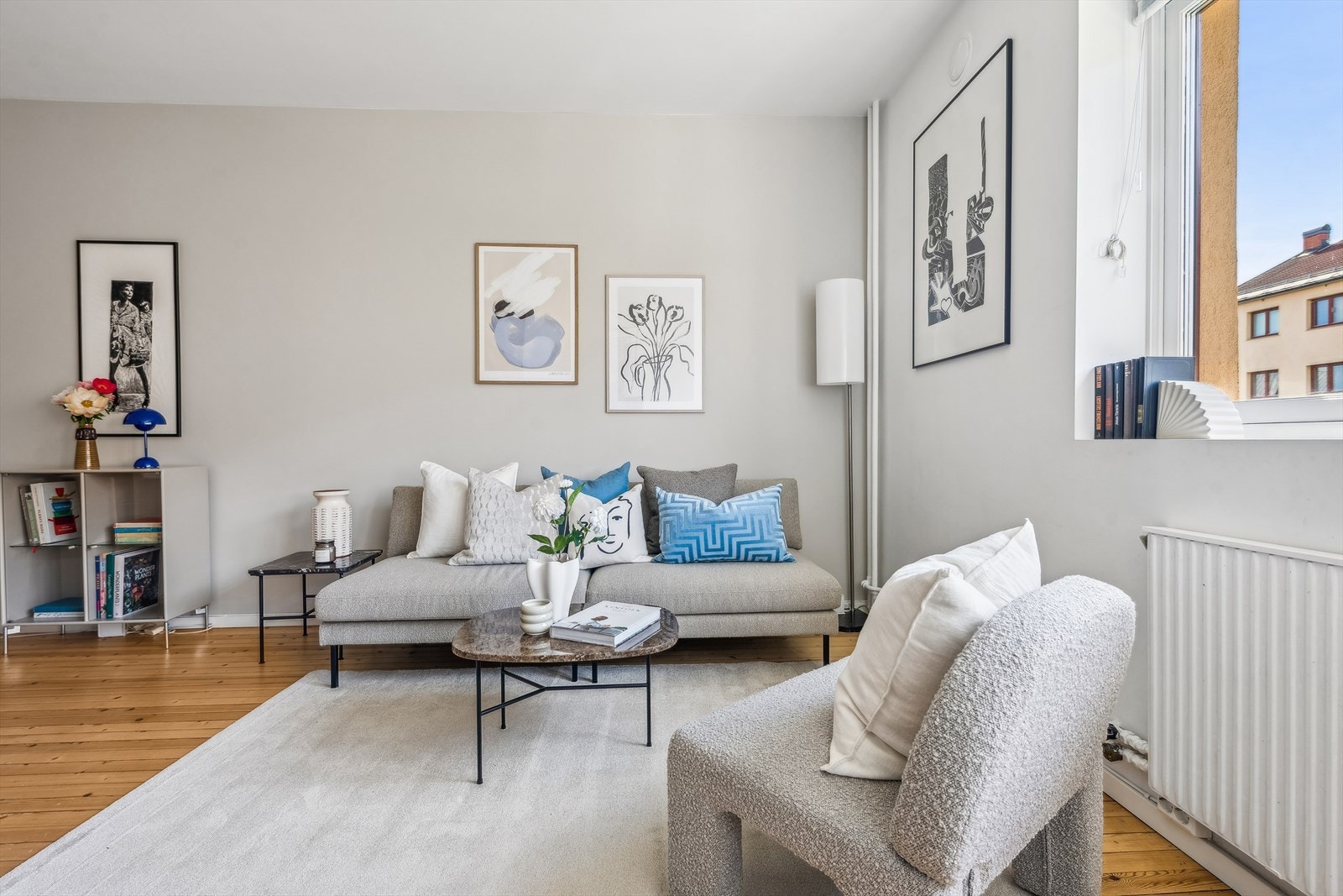 Veggflatene ble i 2023 malt opp i en delikat gråtone, mens de sjelfulle gulvflatene består av originalt tregulv Galleribilde