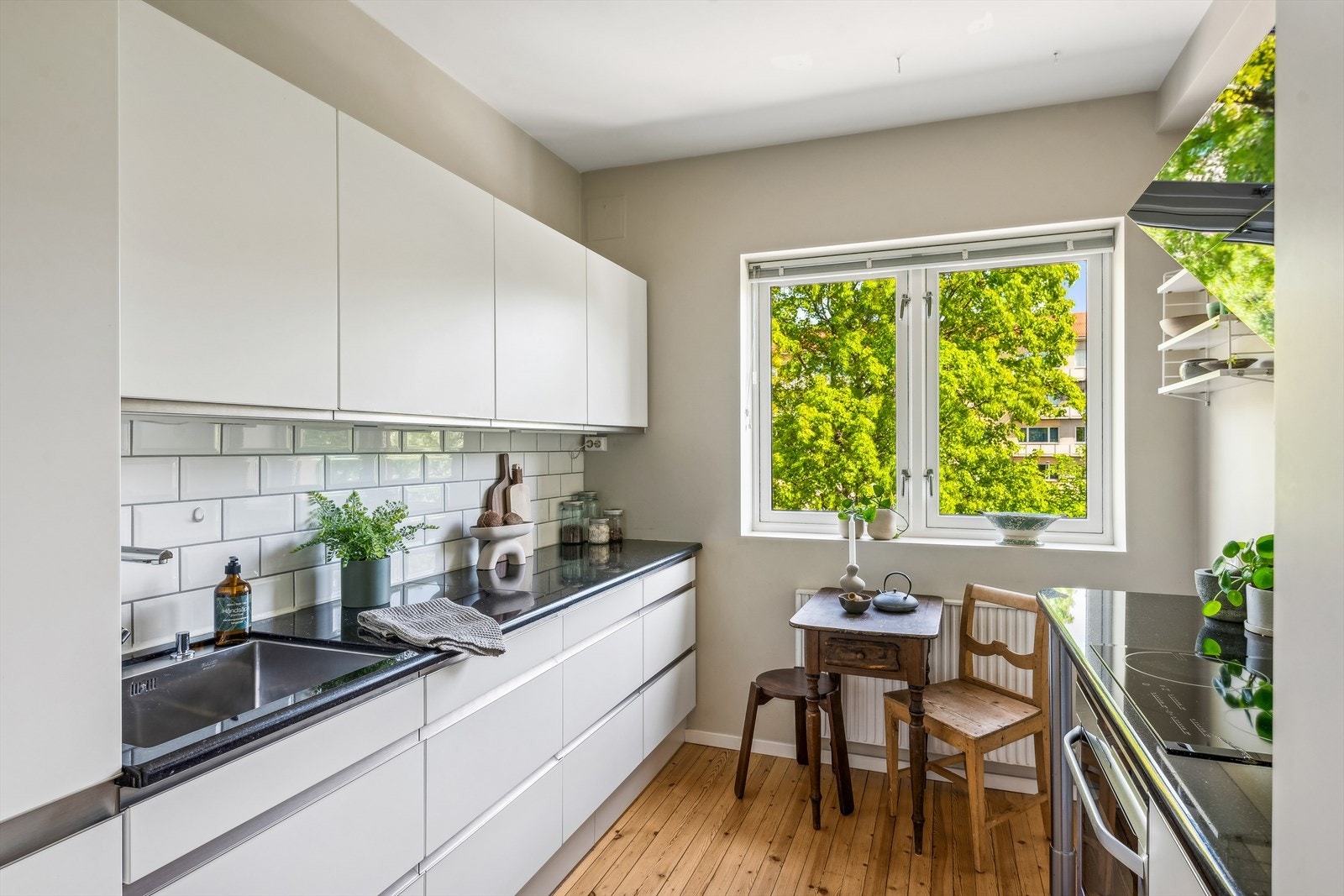 Leiligheten har et stilrent og velutstyrt kvalitetskjøkken fra JKE Design, som oppleves sømløst med integrerte hvitevarer Galleribilde