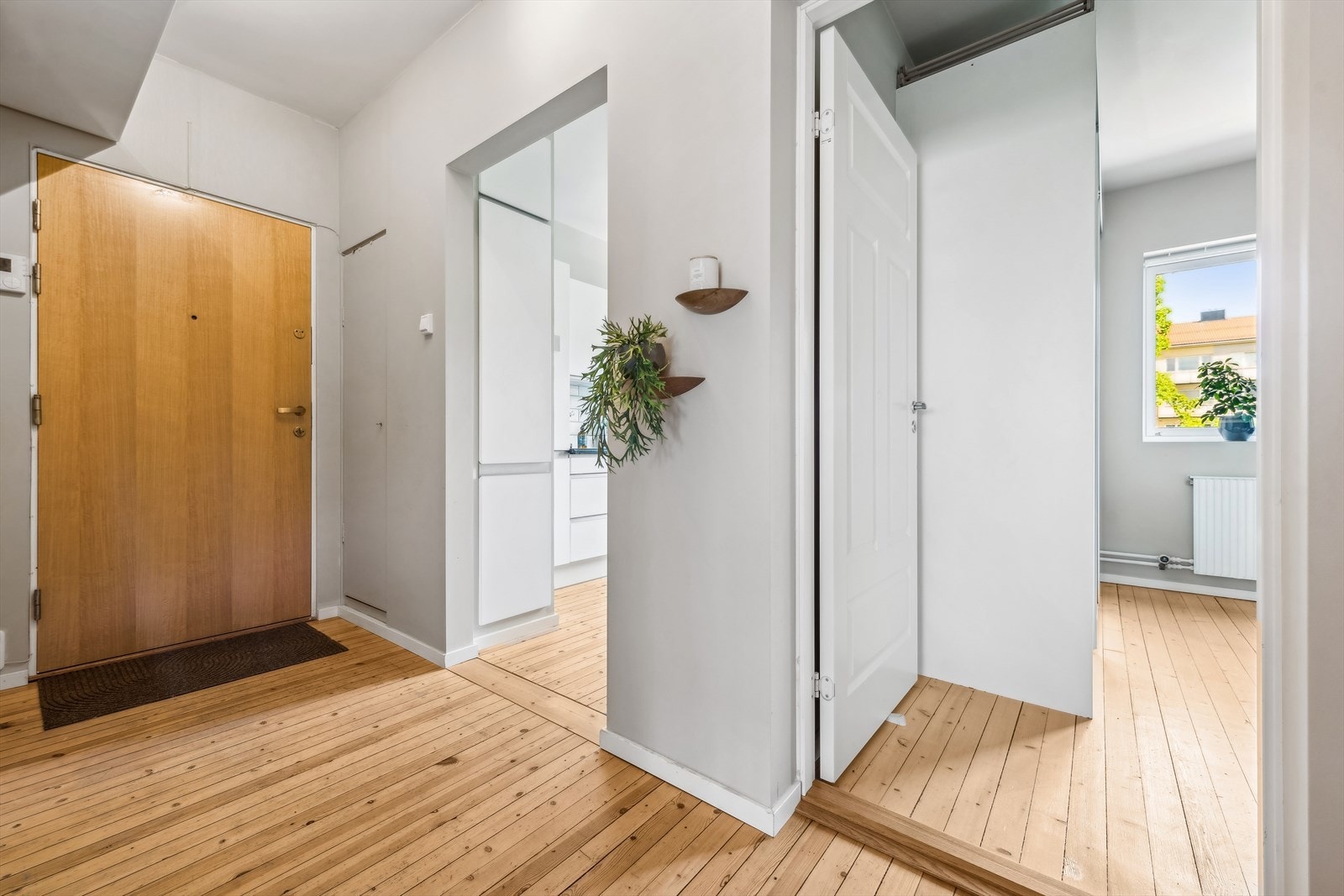 Den gjennomgående planløsning sørger for rikelig med lysinnslipp fra begge sider av leiligheten, noe som gjør at den oppleves ekstra lys og luftig Galleribilde