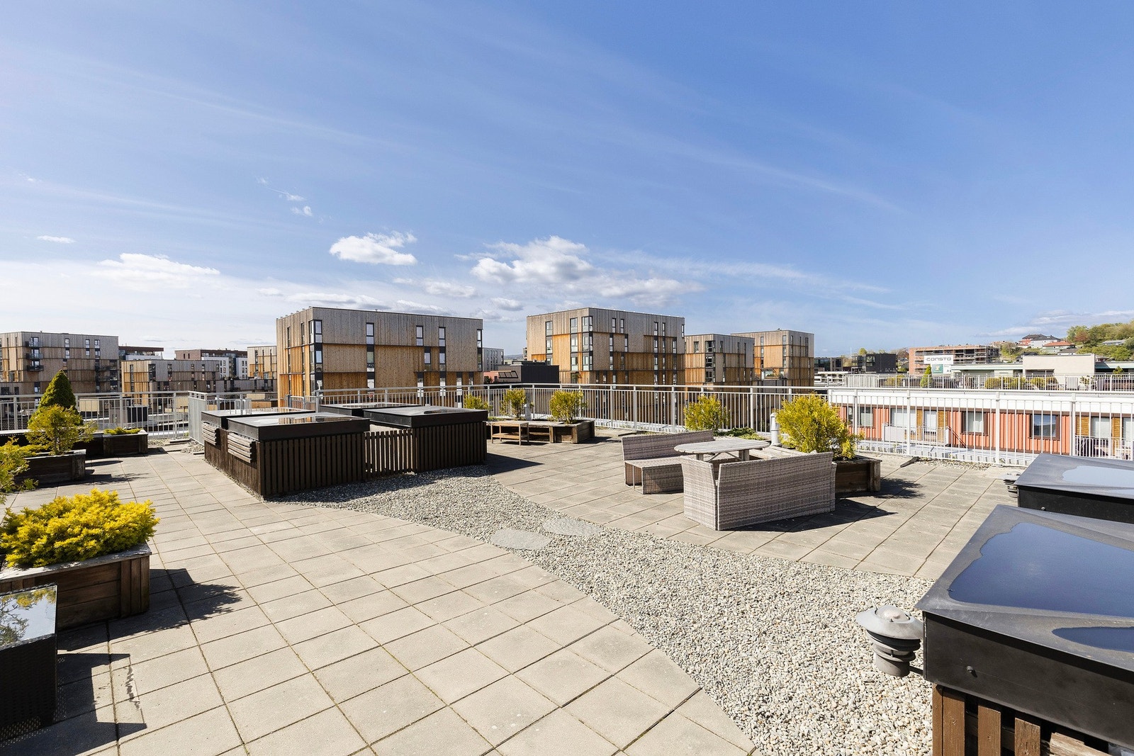 Borettslaget har en fantastisk felles takterrasse som man fritt kan benytte Galleribilde