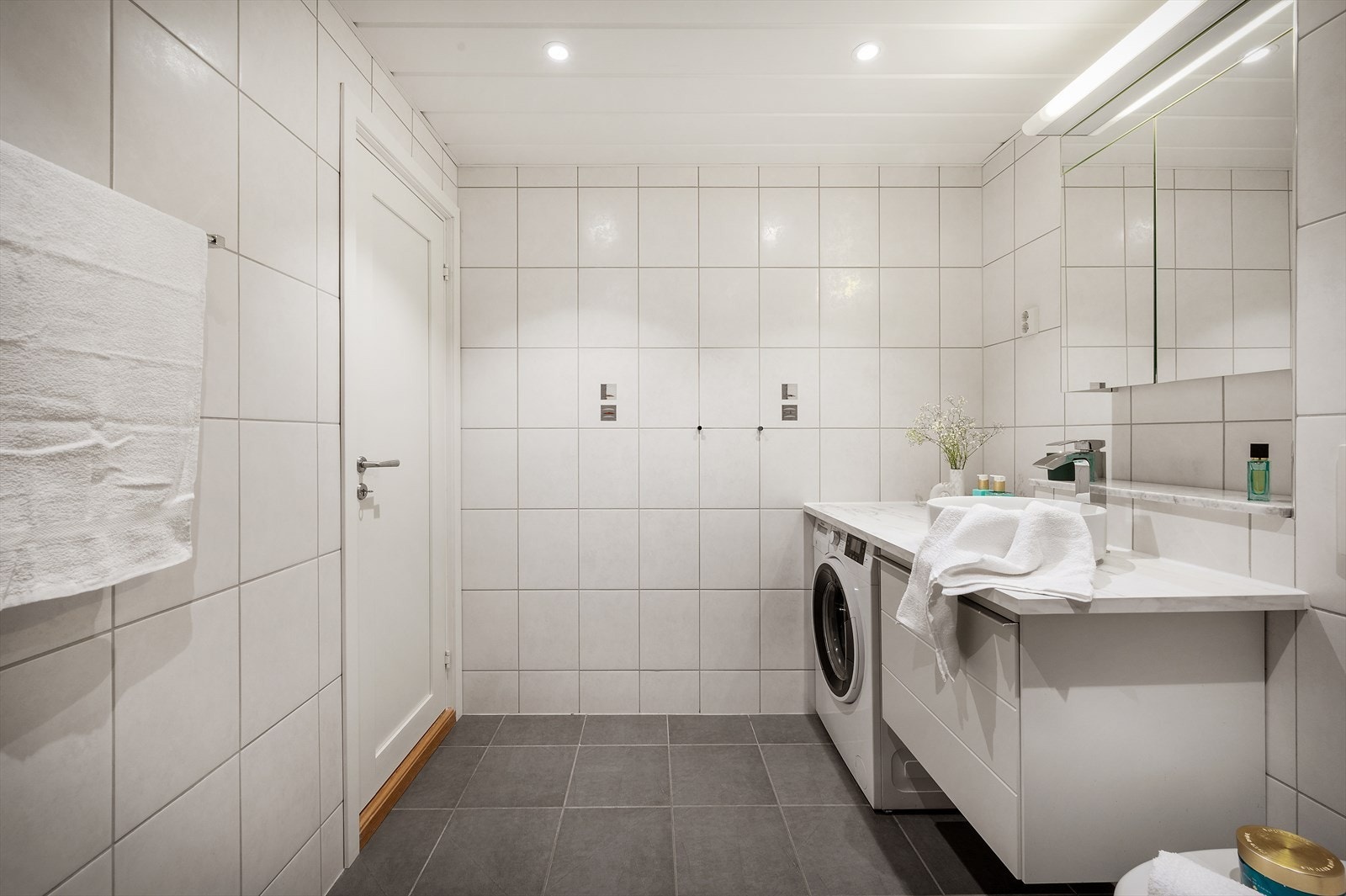 Badet er oppgradert med nytt blandebatteri og ny servant med mulighet for oppbevaring av tøy. Opplegg for vaskemaskin. Galleribilde