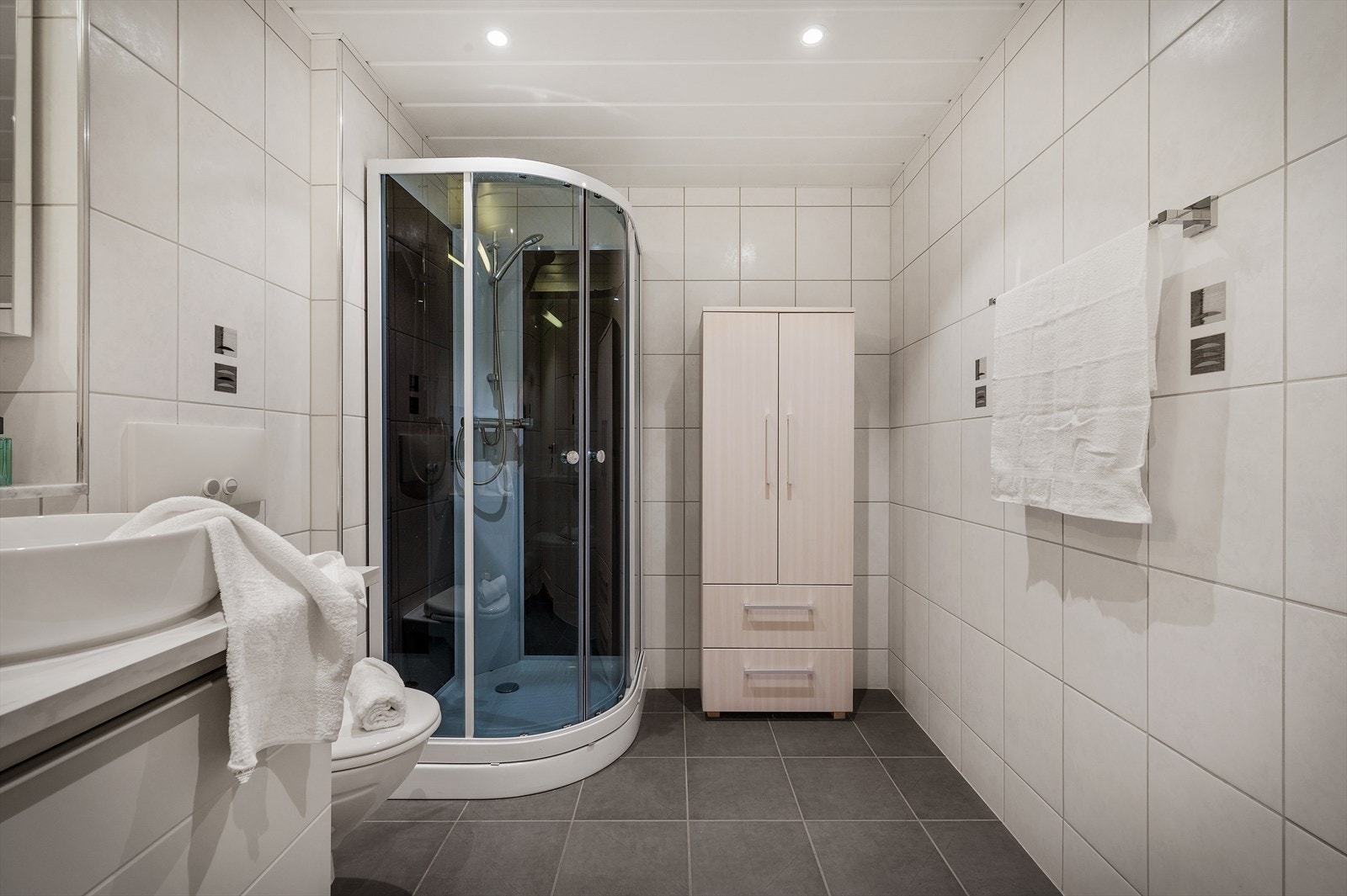 Badet kan innrede med skap for oppbevaring av tøy. Det er selvsagt spotter og varmekabler i gulv. Galleribilde