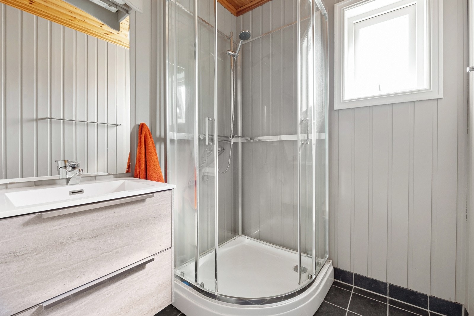 Bad 2 er innredet med servantskap og dusjkabinett. I tillegg er det et separat wc i etasjen. Galleribilde