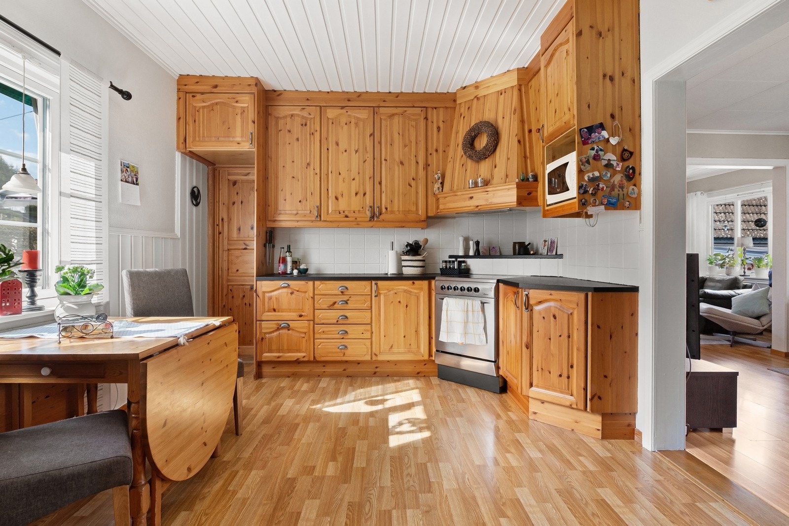 Overskap til tak gjør rengjøringen til en lek. Galleribilde