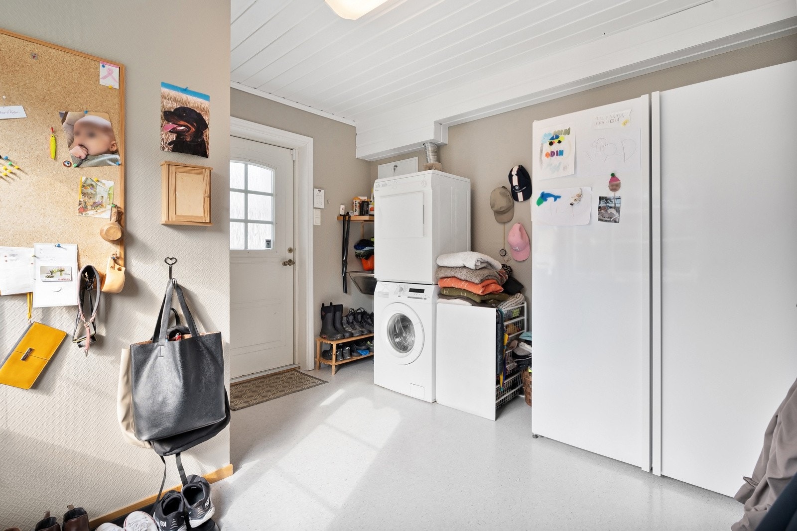 Meget romslig vaskerom med egen inngang. Galleribilde