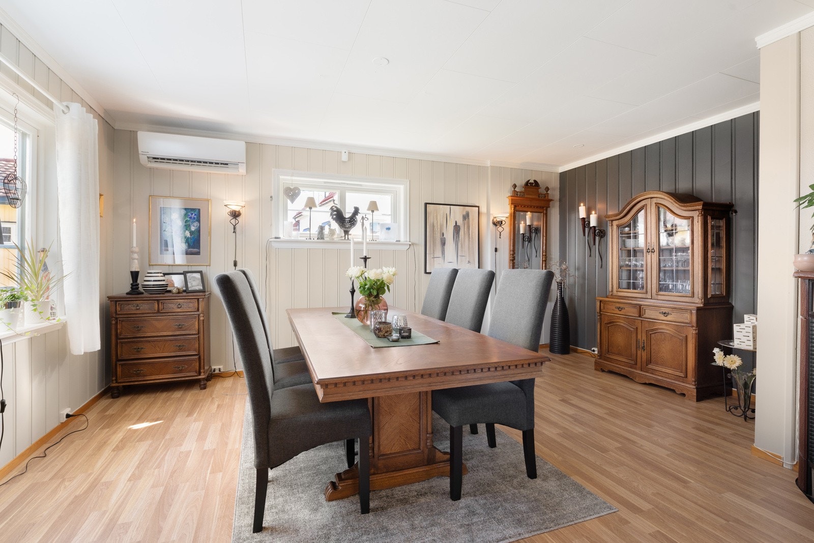 Den åpne løsningen og vinduene gjør at det er mye naturlig lys inn i boligen. Galleribilde