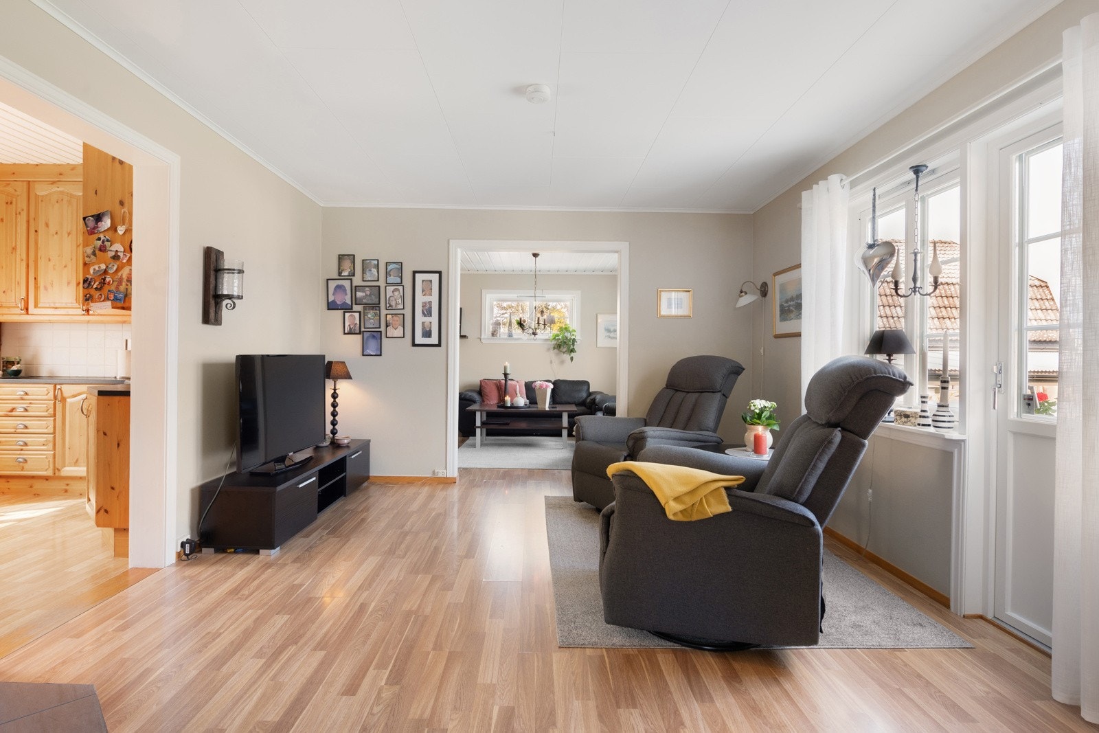 Boligen har en velidig fin planløsning med blant annet tre stuer på rekke og rad. Galleribilde