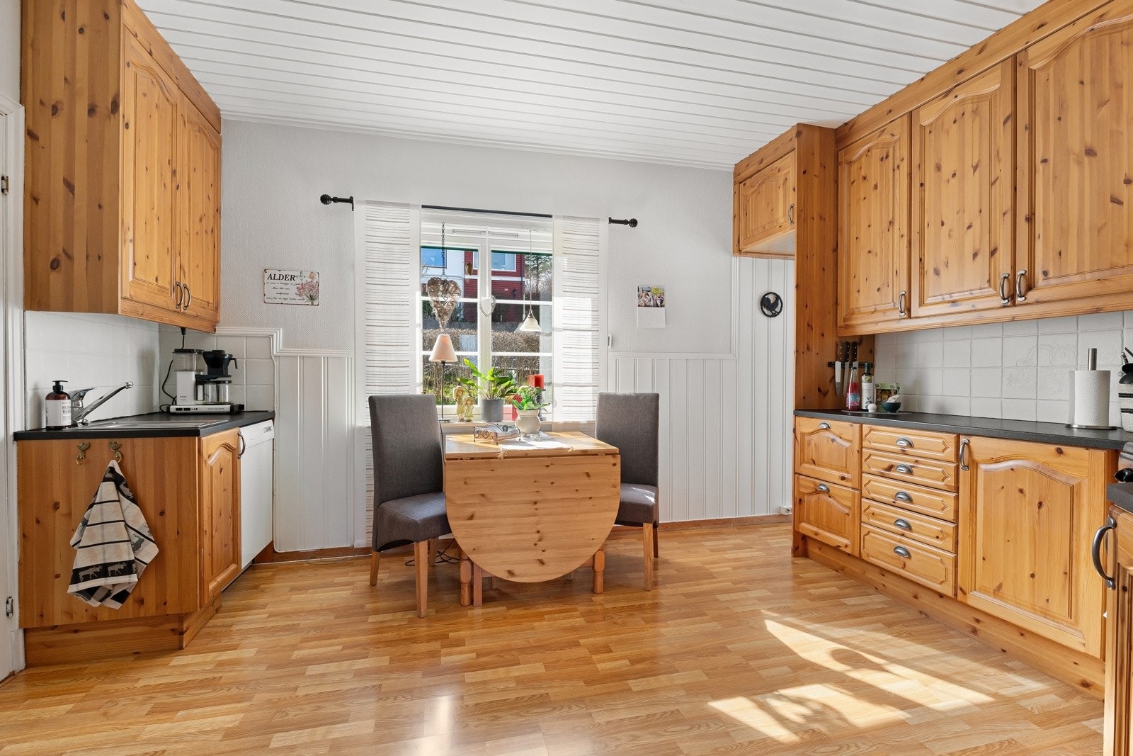 Kjøkkenet har mye skap- og benkeplass. Galleribilde