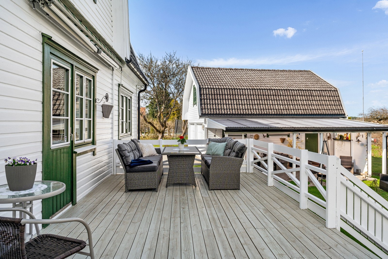 Stor veranda med utgang til gressplen Galleribilde