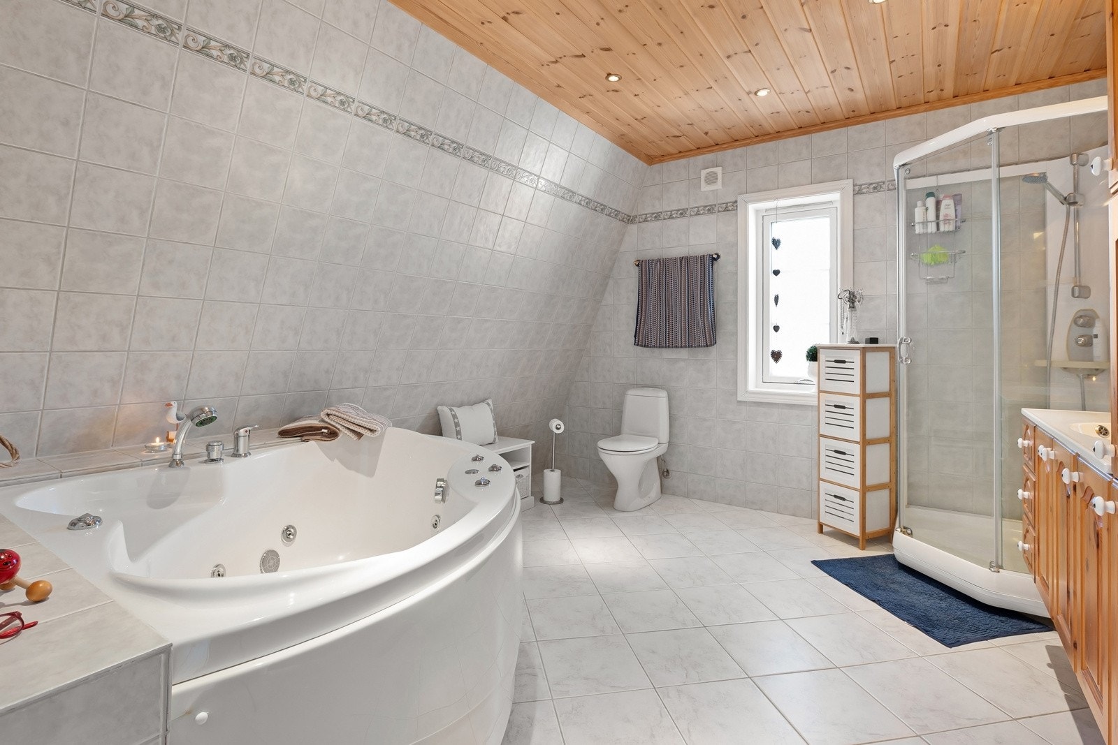 Hovedbadet er innredet med servantskap, dusjkabinett, badekar og wc. Galleribilde