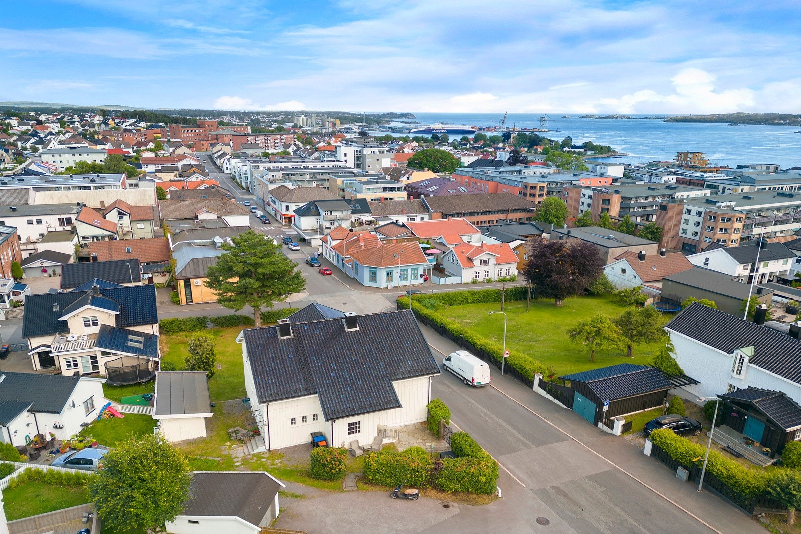 Det er ca. 15 min gange til skolen og ca. 6 min gange til Lovisenlund idrettsplass. Galleribilde