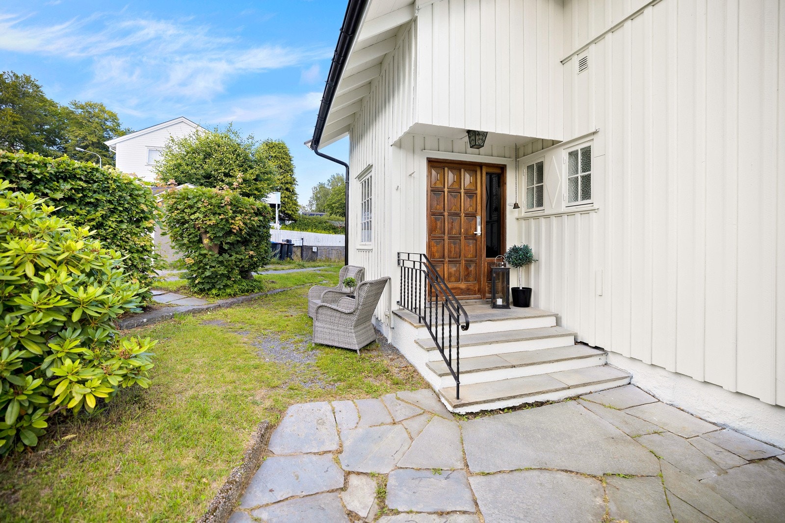 Hoveddøren har glassfelt og elektronisk kodelås. Galleribilde