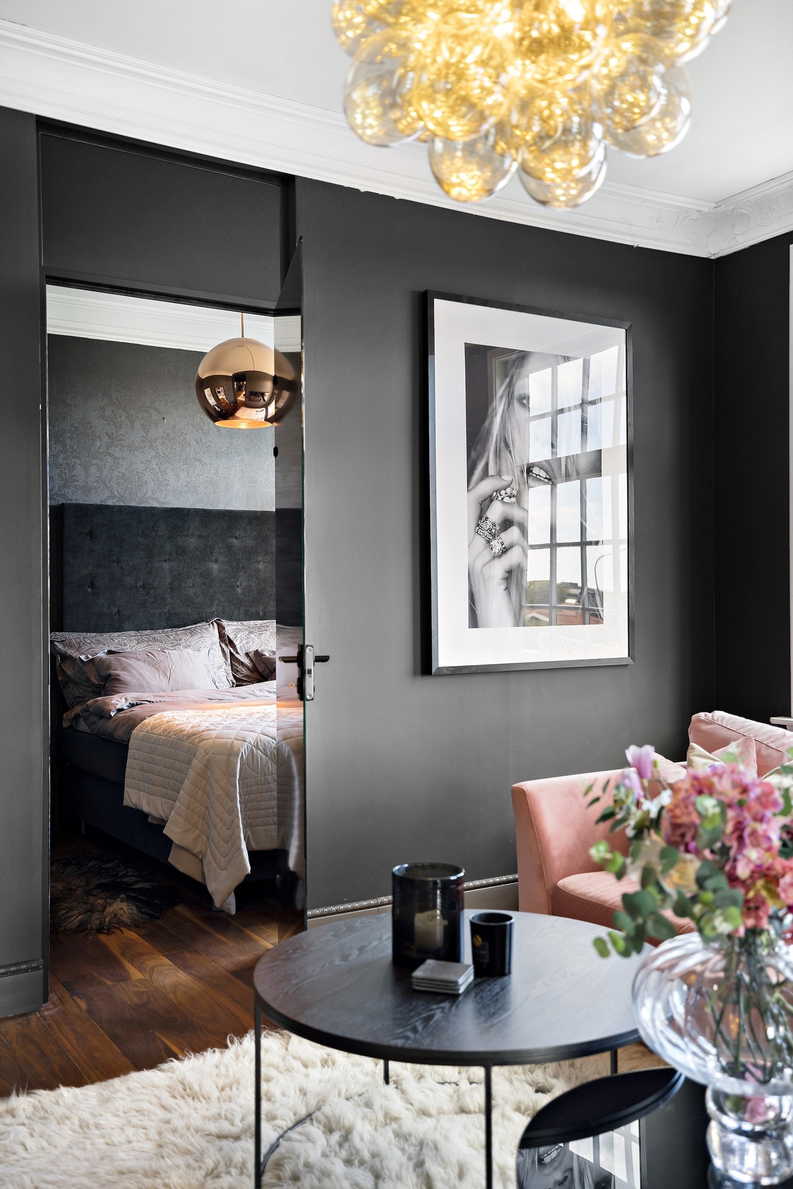 Fra stuen er det inngang til hovedsoverommet som ligger i en suiteløsning med klesrom og bad. Galleribilde