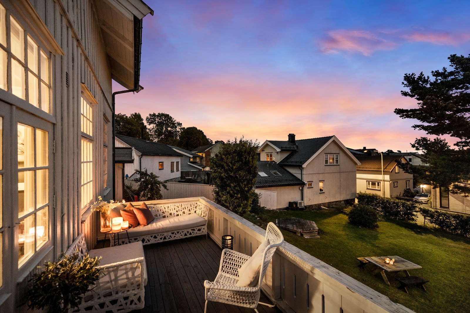 Stuen har utgang til en hyggelig terrasse med gode solforhold og fint utsyn over nabolaget. Galleribilde