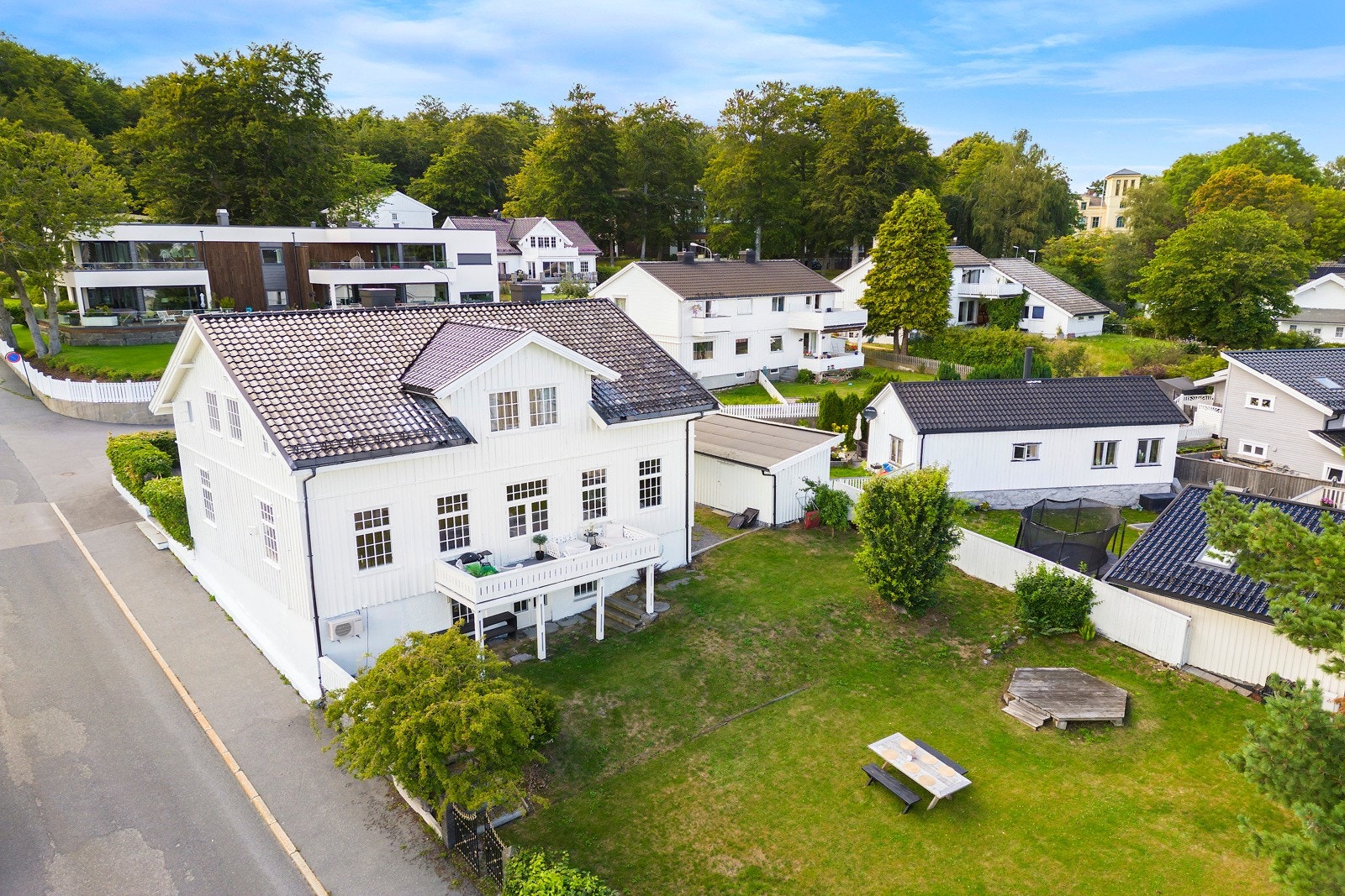Eiendommen er velstelt med gode solforhold og flere hyggelige uteplasser. Her er det mange muligheter! Galleribilde