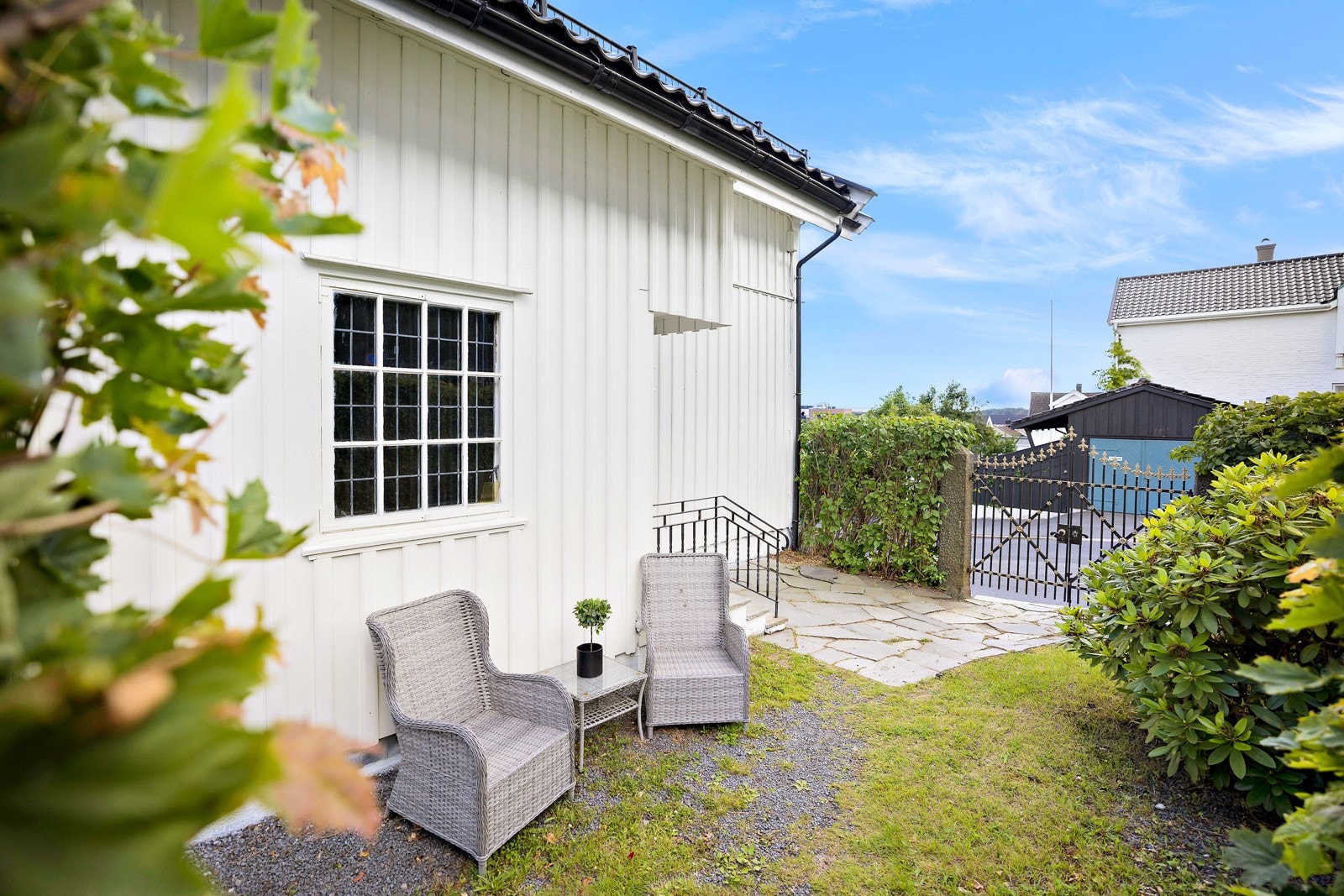 Eiendommen legger til rette for å etablere flere fine uteplasser. Galleribilde