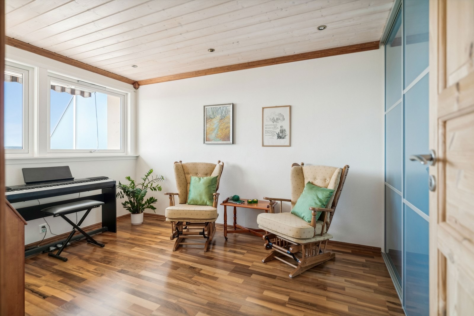 Boligen har to soverom. Dette soverommet har romslig skyvedørsgarderobe. Galleribilde