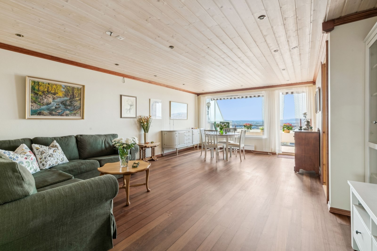 En lys og luftig stue med god plass til spisestue og sofagruppe med tilhørende møblement. Galleribilde