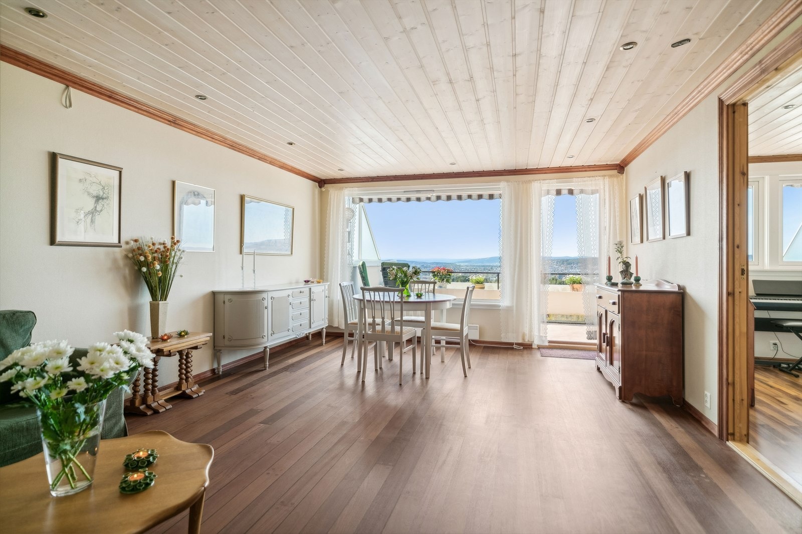 Fra stuen er det utgang til en flott og romslig balkong på 17 kvm med fantastisk og vidstrakt utsikt så langt øyet kan se. Galleribilde