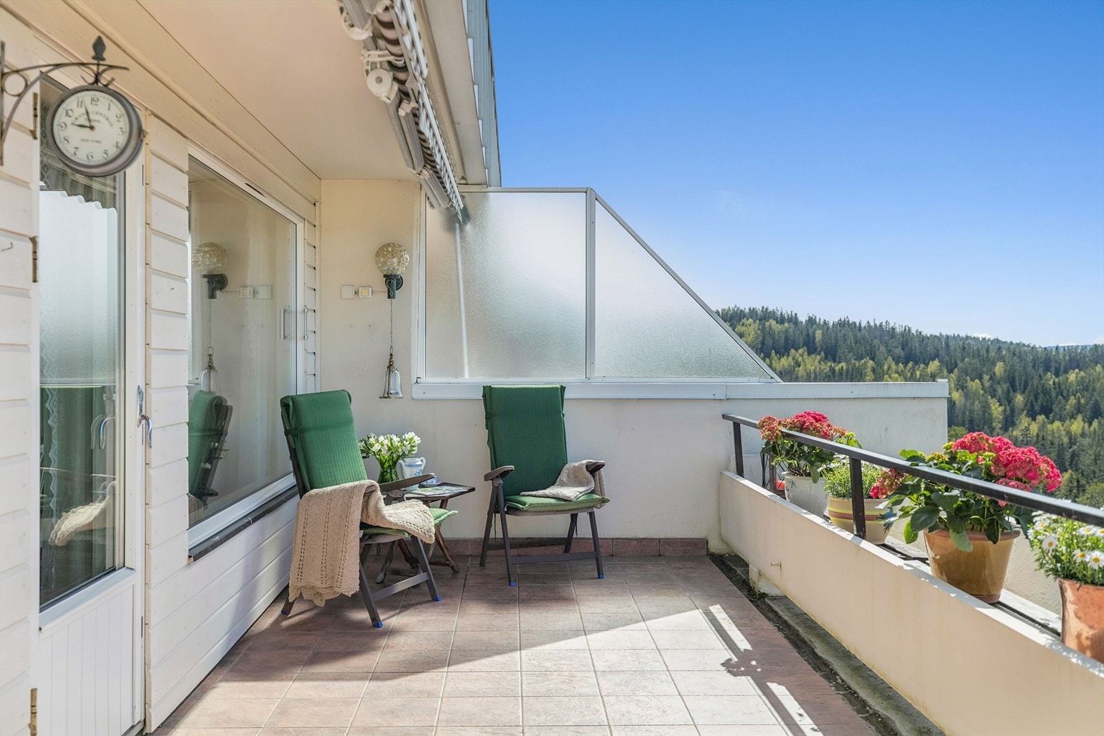 Her har du en herlig intern beliggenhet på populære Blystadlia med nærhet til skoler og barnehager. I tillegg er det gangavstand til dagligvare, offentlig transport og fine tur- og rekreasjonsområder. Galleribilde